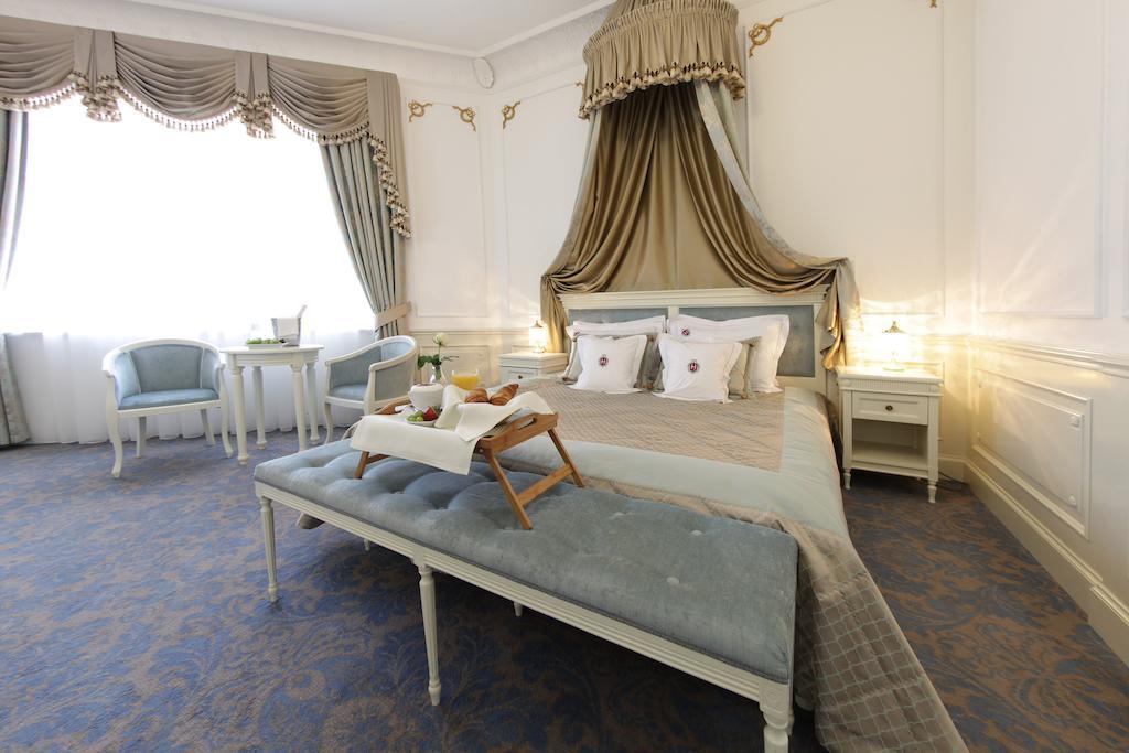 Hotel ยาโรสวาฟ ภายนอก รูปภาพ